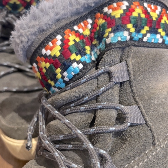 Toms Alpine Booties - Picture 4 of 9